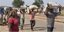 Νεαροί στη Νιγηρία μετά από πλιάτσικο αποθηκών τροφίμων στην πολιτεία Ανταμάουα