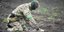 Ουκρανός στρατιώτης τοποθετεί νάρκη 