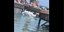 Ρόδος: Σερβιτόρος σχεδόν κολυμπά για να παραδώσει παραγγελία μέσα στη θάλασσα