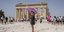 Τουρίστρια με ομπρέλα εν μέσω καύσωνα στην Ακρόπολη
