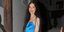 Η Αριάνα Ρόκφελερ με μπλε φόρεμα χαμογελά