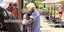 Ο Μπόρις Τζόνσον αγκαλιά με ένα από τα παιδιά του στην Κάρυστο