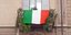 Ιταλική σημαία σε μπαλκόνι στο Μιλάνο 