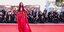 Η Mariacarla Boscono με κόκκινο φόρεμα στο Φεστιβάλ Κινηματογράφου Βενετίας 
