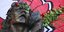 Λουλούδια στο μνημείο της Θύρας 7 άφησε ο παρατηρητής του αγώνα Ολυμπιακός - Τσουκαρίτσκι