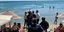 αστυνομικοί στην παραλία Τήνος παράνομες ξαπλώστρες ομπρέλες
