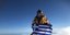 Με την ελληνική σημαία, σε μια από τις υψηλότερες κορυφές του πλανήτη