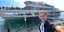 O Ρότζερ Φέντερερ βγάζει selfie με θαυμαστές του σε κρουαζιερόπλοιο 