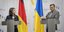 Η υπουργός Εξωτερικών της Γερμανίας Αναλένα Μπέρμποκ και ο Ουκρανός ομόλογός της Ντμίτρο Κουλέμπα σε συνέντευξη Τύπου στο Κίεβο