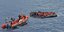 βάρκες με μετανάστες και πρόσφυγες σε θάλασσα