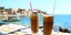 Δύο ποτήρια ελληνικού φραπέ δίπλα στη θάλασσα στον Γερολιμένα, Μάνη, Πελοπόννησος 