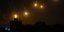 Φωτοβολίδες των ισραηλινών δυνάμεων φωτίζουν τον νυχτερινό ουρανό στη βόρεια Λωρίδα της Γάζας