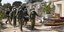 Ισραηλινοί στρατιώτες μεταφέρουν πτώματα