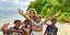 Η Χριστίνα Αντωνιάδου με παιδιά από ντόπια φυλή στη Μελανησία
