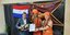 O Αρνάλντο Τσαμόρο με ινδουιστές κρατά μνημόνιο συνεργασίας