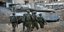 Ισραηλινοί στρατιώτες περπατούν στη Γάζα, μπρστά από ένα τεθωρακισμένο όχημα