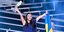Η Ουκρανή τραγουδίστρια Τζαμάλα, με τη σημαία της Ουκρανίας στο ένα χέρι και το έπαθλο της Eurovision στο άλλο, μετά τη νίκη της στον διαγωνισμό