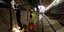Eργάτες πραγματοποιούν ηλεκτροσυγκολλήσεις μέσα στην υπό κατασκευή σήραγγα, της Νέας Γραμμής 4 του μετρό, στο εργοτάξιο της οδού Κατεχάκη