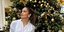 Η Τζένιφερ Λόπεζ μπροστά στο χριστουγεννιάτικο δέντρο της 