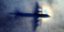 H σκιά ενός αεροπλάνου P3 Orion της Βασιλικής Πολεμικής Αεροπορίας της Νέας Ζηλανδίας διακρίνεται σε χαμηλό νέφος, ενώ το αεροσκάφος αναζητά την αγνοούμενη πτήση της Malaysia Airlines