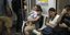 Πατέρας με παιδί αγκαλιά στο μετρό στην Αργεντινή