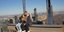 Ο Ντέιβιντ Μπέκαμ και η Χάρπερ ποζάρουν πάνω σε δοκό ουρανοξύστη