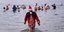 Βουτώντας στα παγωμένα νερά γερμανικής λίμνης τα Χριστούγεννα