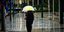 Γυναίκα με ομπρέλα στο κέντρο της Αθήνας
