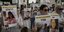 Συγγενείς και φίλοι Ισραηλινών ομήρων με φωτογραφίες τους στη διάρκεια πορείας στο Τελ Αβίβ