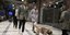 O Στ. Κασσελάκης, με τον Τάιλερ Μακμπέθ και τον σκύλο τους στο μπαζάρ του ΚΕΘΕΑ