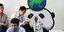 Άνθρωποι κάθονται στο περίπτερο της Κίνας στην COP28