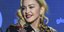 Madonna κοιταει πλαι 