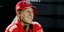 Ο Μίκαελ Σουμάχερ φοράει ένα καπέλο διακοσμημένο με επτά αστέρια, ένα για κάθε νίκη του στο παγκόσμιο πρωτάθλημα.