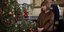 Η ΠτΔ Κατερίνα Σακελλαροπούλου δίπλα σε χριστουγεννιάτικο δένδρο