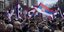 Διαδηλωτές με σημαίες της Σερβίας στο Βελιγράδι κατά της φερόμενης νοθείας στις εκλογές