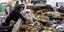 Γυναίκα στην Αργεντινή ψάχνει για τροφή στα σκουπίδια