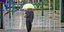Γυναίκα με ομπρέλα στη βροχή