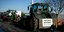 «Μακρόν, απάντησε!» γράφει ένα πανό σε τρακτέρ αγροτών της Γαλλίας που διαμαρτύρονται 