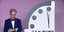 Ο επιστήμονας Νιλ Νάι, κοιτάζει το ρολόι του δίπλα από το Ρολόι της Αποκάλυψης