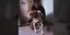 Ο Μιχάλης Χατζηγιάννης με τη σκυλίτσα του που κινείται με αμαξίδιο