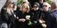 Υποβασταζόμενη από την κόρη της η Άντζελα Δημητρίου στην κηδεία της μητέρας της