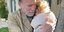 Ο Άρνολντ Σβαρτσενέγκερ αγκαλιά με την εγγονή του 