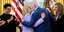 Το  προεδρικό ζεύγος των ΗΠΑ, Τζο και Τζιλ Μπάιντεν σε ένα θερμό φιλί