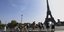 Τουρίστες φωτογραφίζουν τον Πύργο του Άιφελ στο Παρίσι 