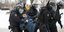 Ρώσοι αστυνομικοί  παίρνουν σηκωτό διαδηλωτή που τίμησε τη μνήμη του Αλεξέι Ναβάλνι 