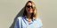 η Βίκυ Καγιά με γαλάζιο πουκάμισο