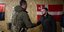Ο Βολοντιμίρ Ζελένσκι χαιρετά έναν Ουκρανό στρατιώτη κατά την επίσκεψή του στην πρώτη γραμμή του μετώπου