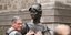 Τουρίστας πιάνει το στήθος αγάλματος στο Δουβλίνο