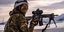 στρατιώτης του ΝΑΤΟ με όπλο με διόπτρα στα χιόνια