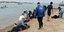 Συνελήφθησαν τρία άτομα που πέταξαν μετανάστες στη θάλασσα, με αποτέλεσμα πέντε από αυτούς να πνιγούν